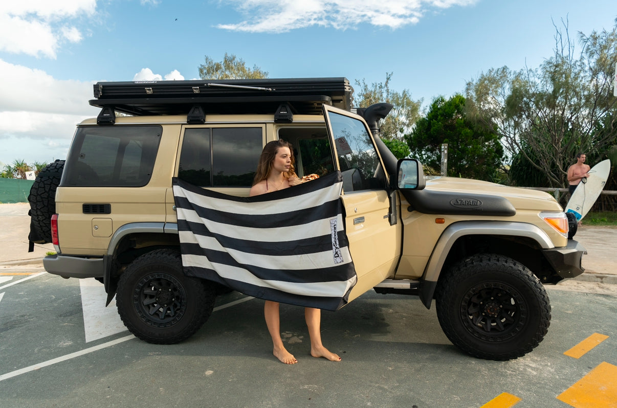 EL QUESTRO - Sand Free Magnetic Beach Towel In Black & Cream