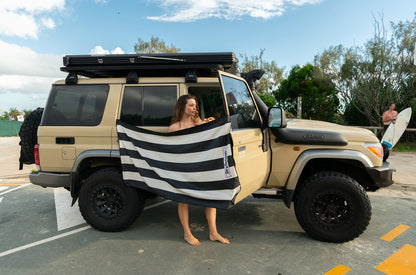 EL QUESTRO - Sand Free Magnetic Beach Towel In Black & Cream