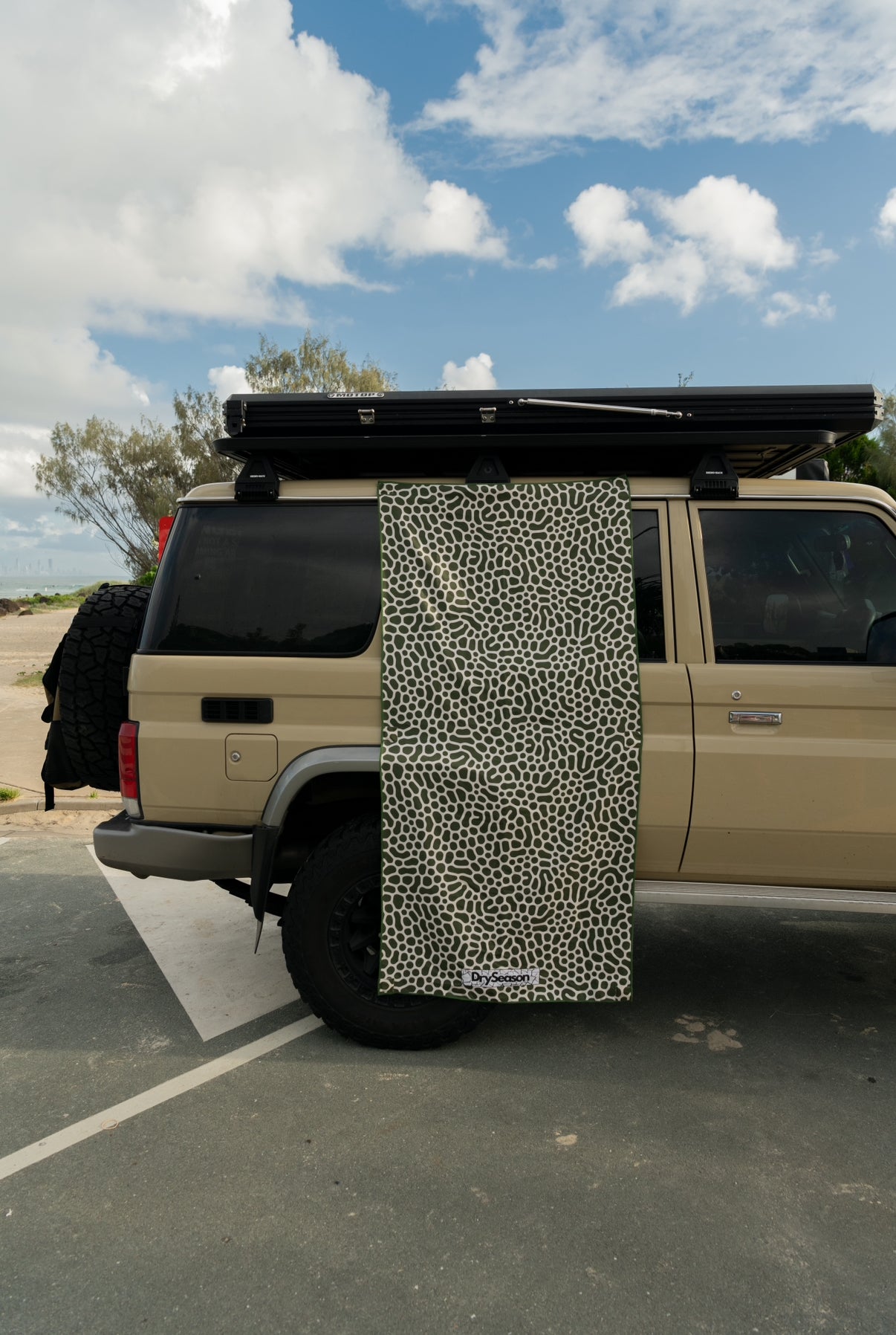 SPINIFEX - Sand Free Magnetic Beach Towel Green & Brown