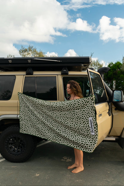 SPINIFEX - Sand Free Magnetic Beach Towel Green & Brown