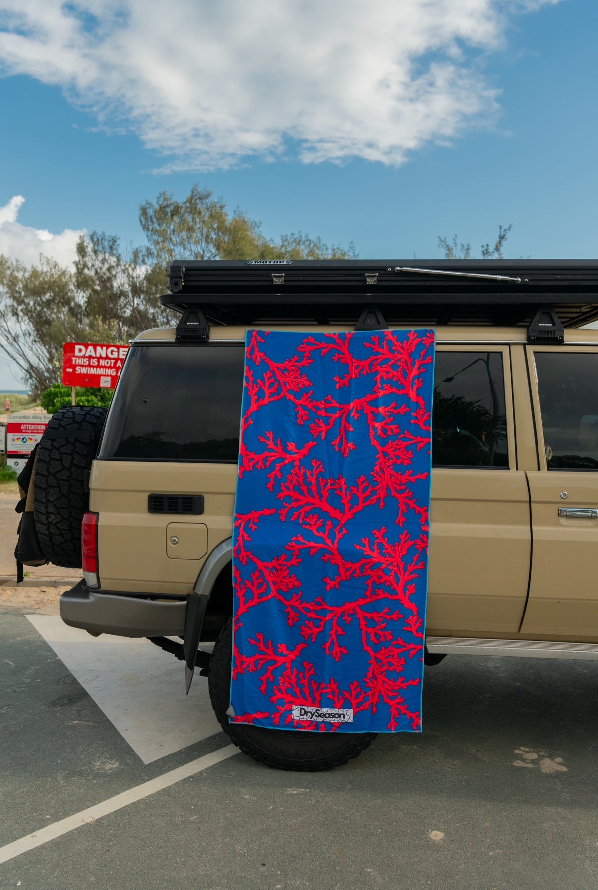 NINGALOO - Sand Free Magnetic Beach Towel Coral